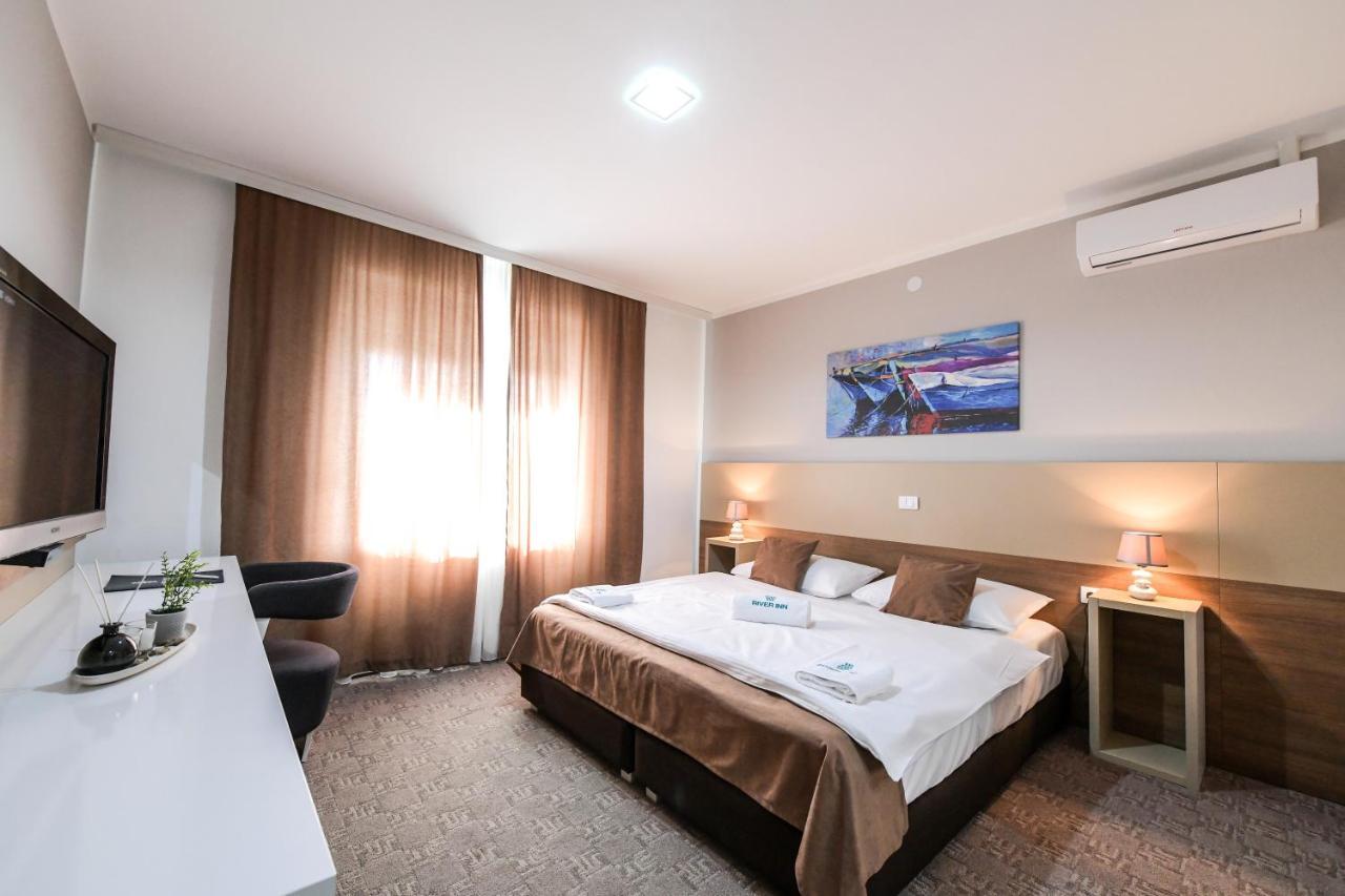 River Inn Stari Banovci Eksteriør billede